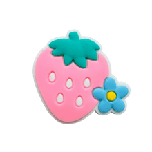 Ягодка с цвете