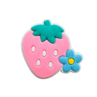 Ягодка с цвете